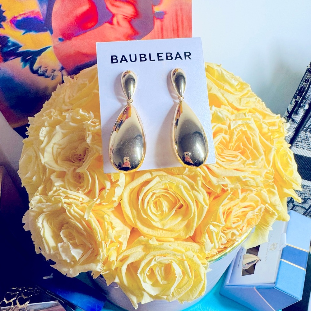 Stunning NWT Gold bold Bauble bar statement earrings!🌟
